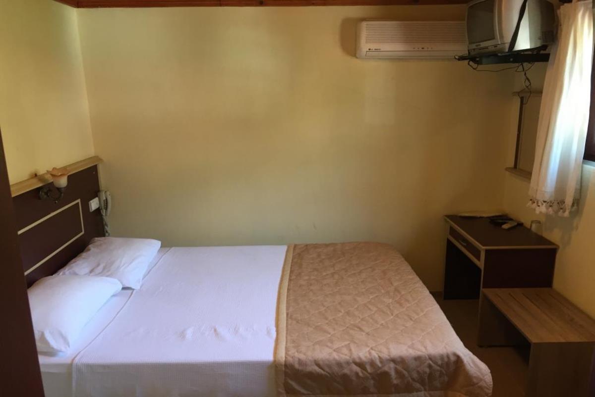 En fazla 1 yetişkin + 1 bebek (0-2 yaş).