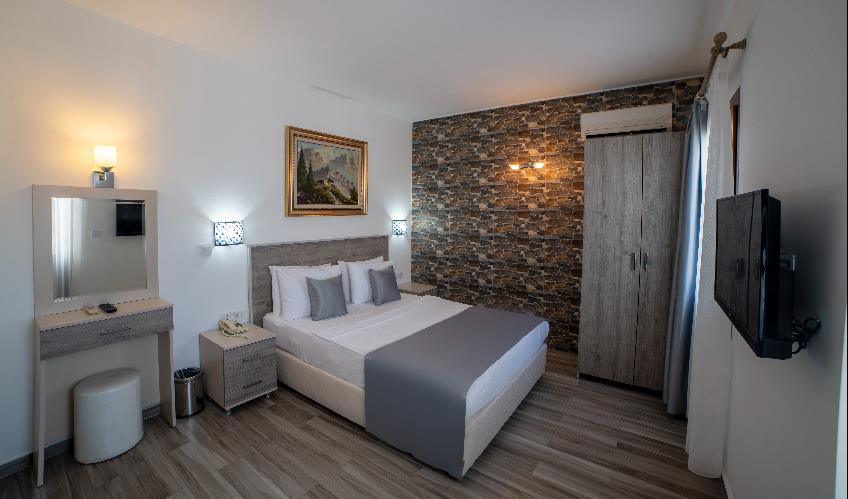 En fazla 2 yetişkin + 1 bebek (0-2 yaş).