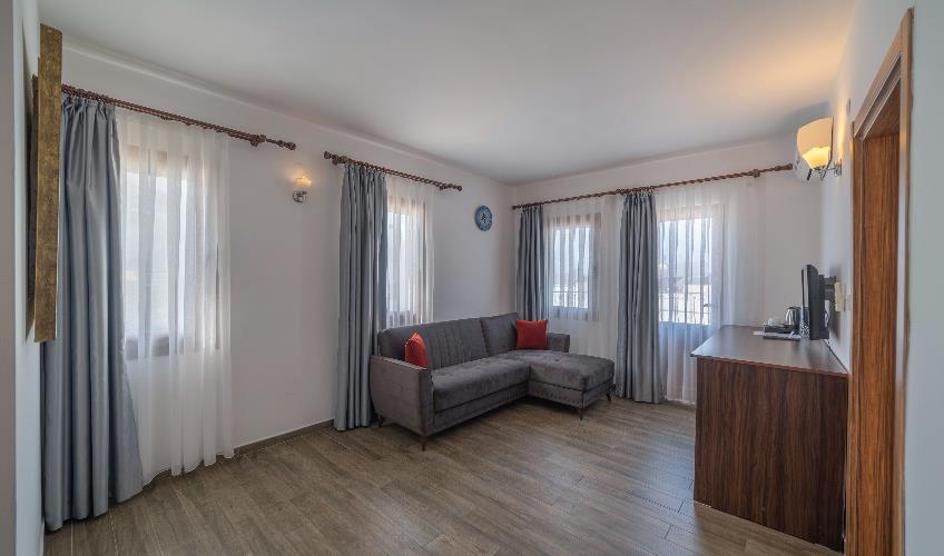 En fazla 4 yetişkin + 1 bebek (0-2 yaş).