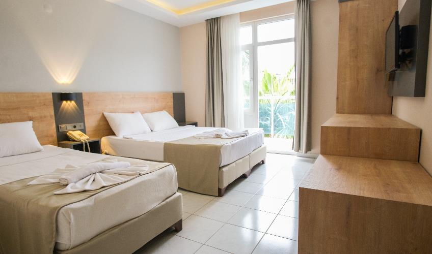 En fazla 3 yetişkin + 1 bebek (0-2 yaş).