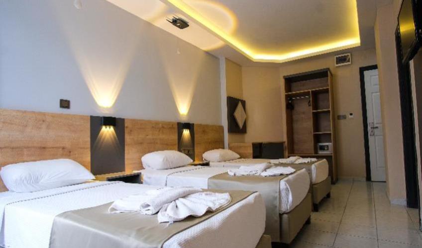 En fazla 4 yetişkin + 1 çocuk + 1 bebek (0-2 yaş) veya 3 yetişkin + 1 çocuk + 1 bebek (0-2 yaş).