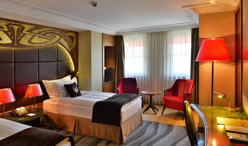 En fazla 2 yetişkin + 1 bebek (0-2 yaş).