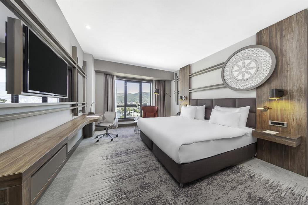 En fazla 3 yetişkin.