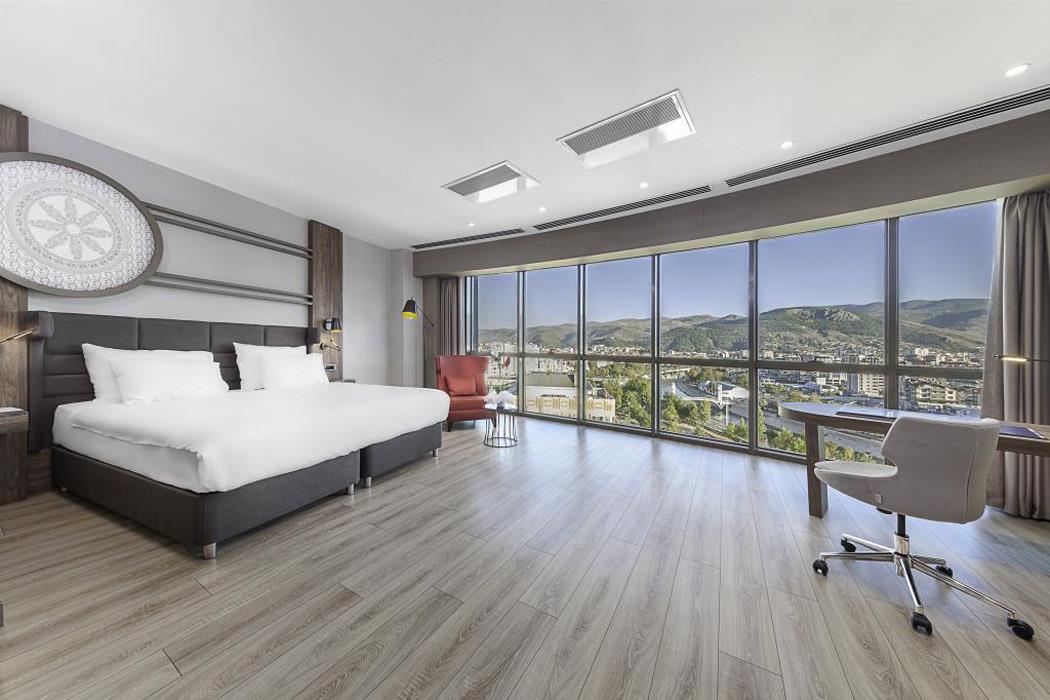 En fazla 4 yetişkin.