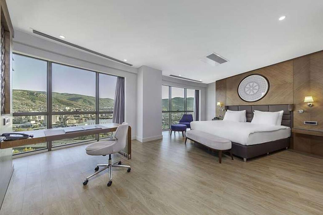 En fazla 4 yetişkin.