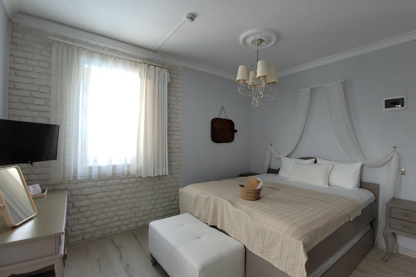 En az 2 yetişkin, En fazla 3 yetişkin.