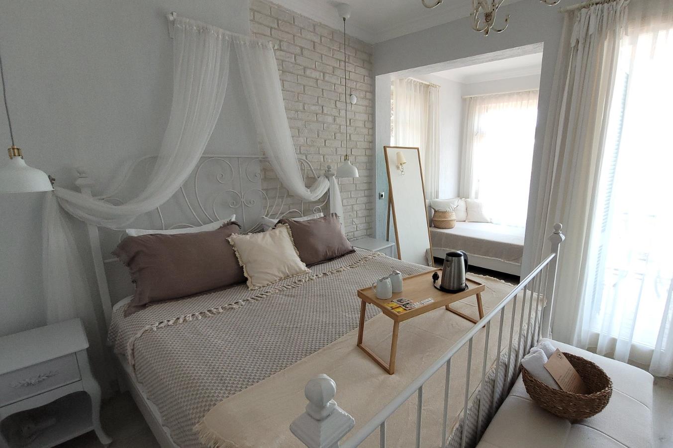 En fazla 2 yetişkin veya 1 yetişkin + 1 çocuk.