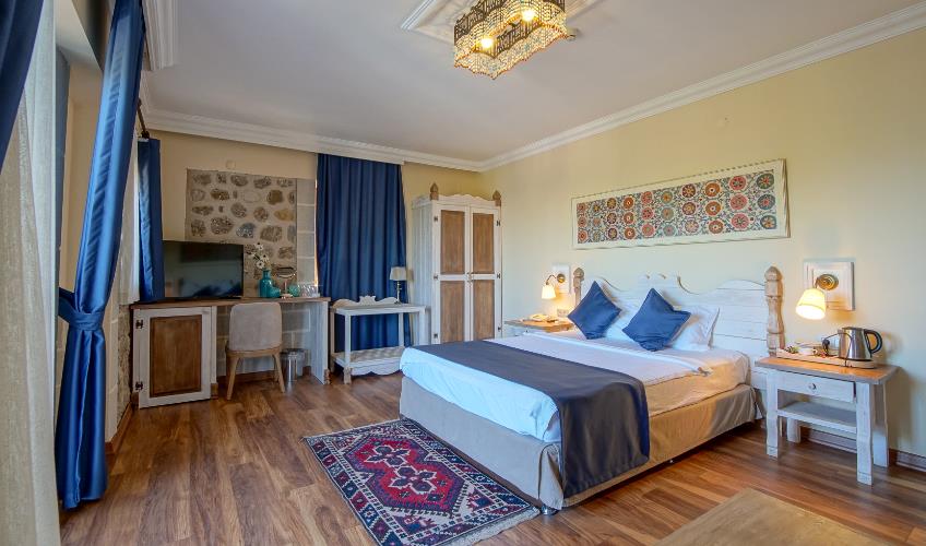 En fazla 3 yetişkin veya 2 yetişkin + 1 çocuk.