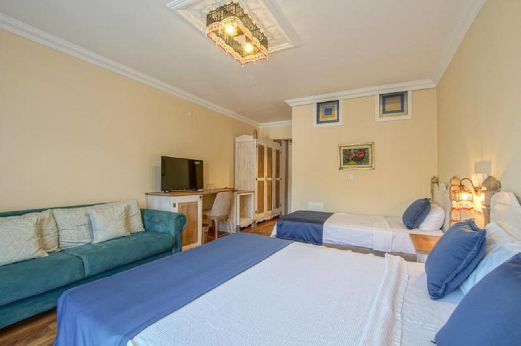 En fazla 4 yetişkin veya 3 yetişkin + 1 çocuk.