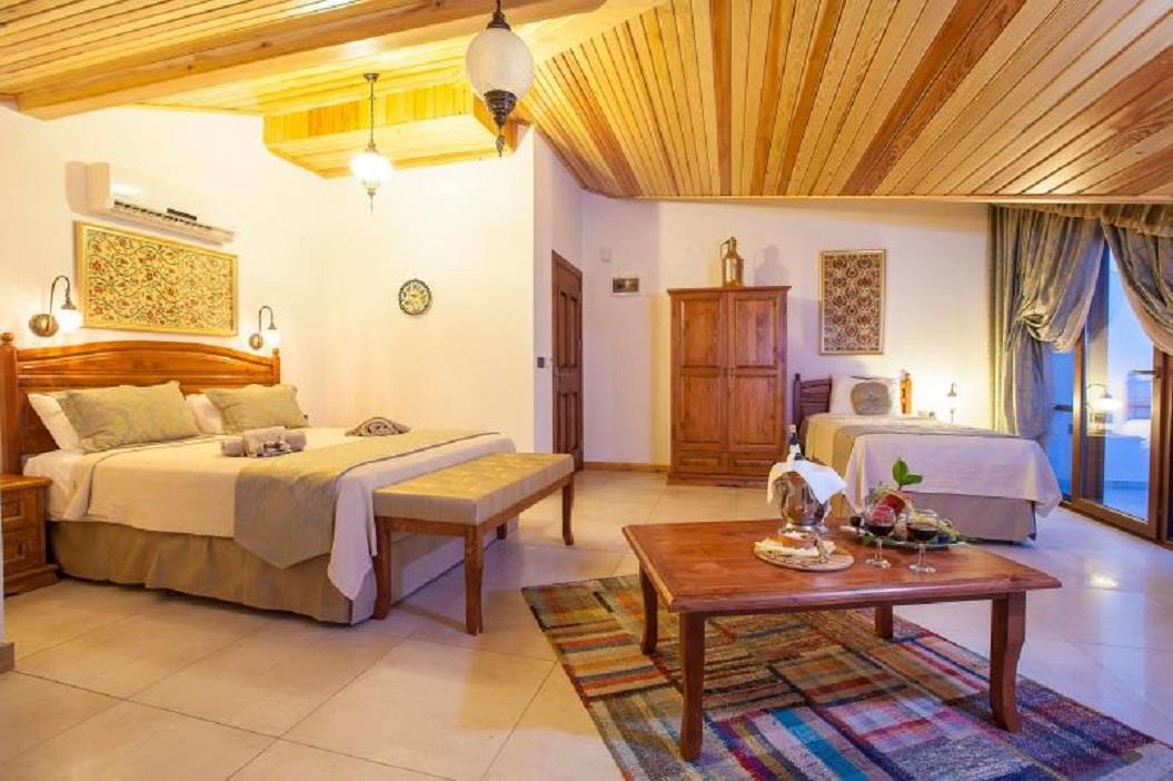 En fazla 4 yetişkin veya 3 yetişkin + 1 çocuk.