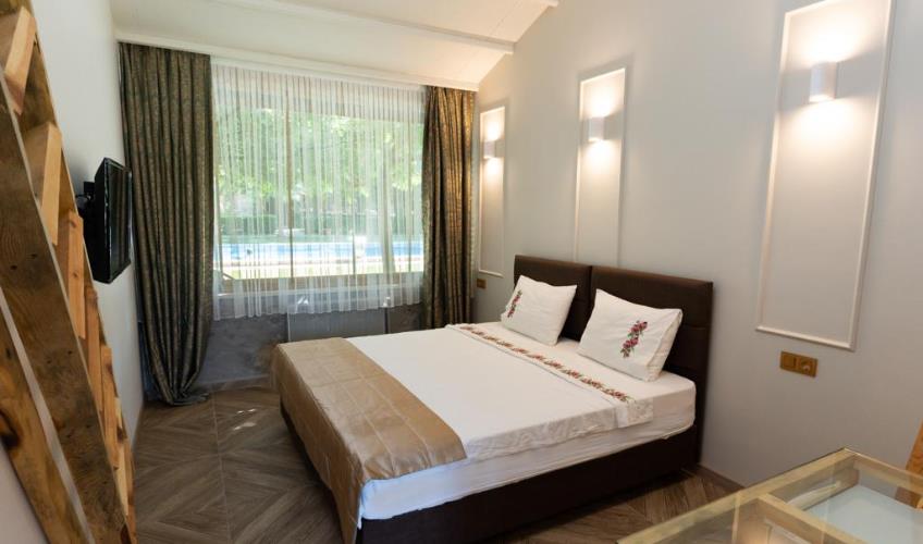 En fazla 2 yetişkin + 1 çocuk + 1 bebek (0-2 yaş) veya 1 yetişkin + 2 çocuk + 1 bebek (0-2 yaş).