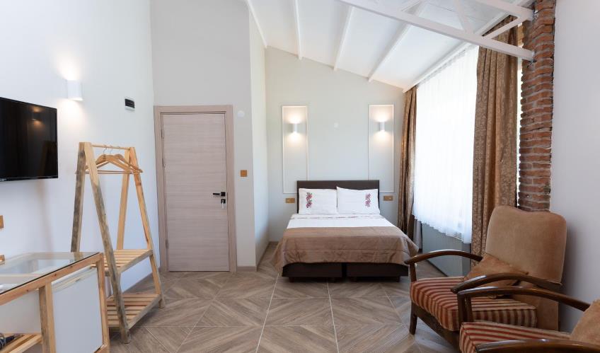 En fazla 2 yetişkin + 1 çocuk + 1 bebek (0-2 yaş) veya 1 yetişkin + 1 çocuk + 1 bebek (0-2 yaş).