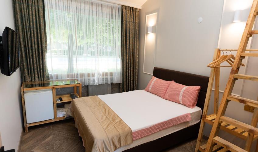 En fazla 2 yetişkin + 1 bebek (0-2 yaş).