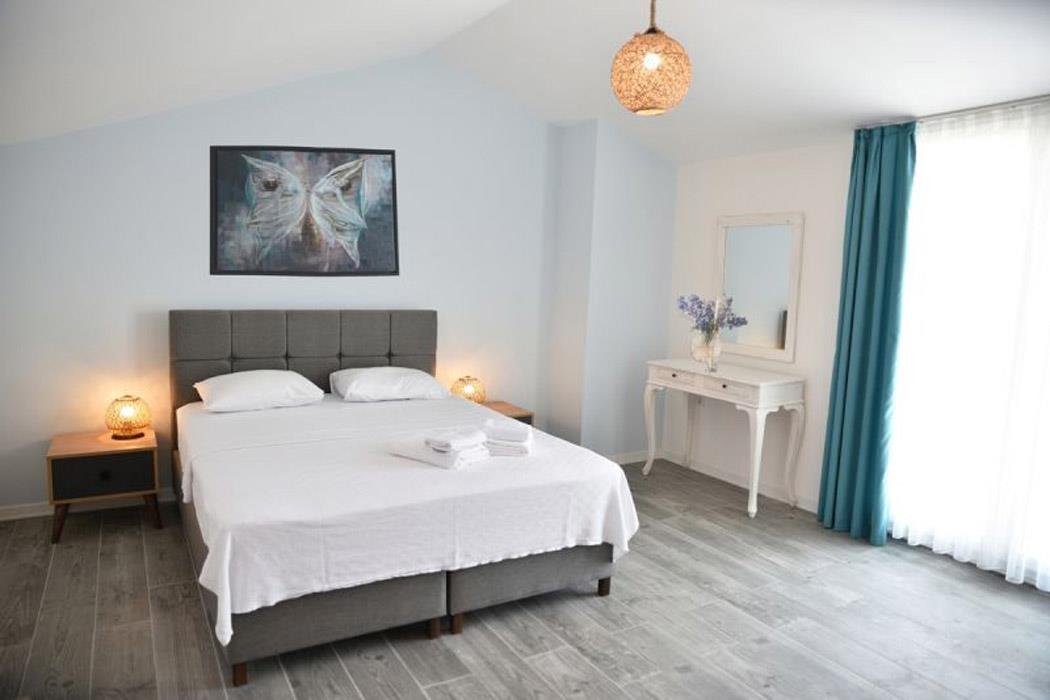 En fazla 2 yetişkin + 1 bebek (0-2 yaş).