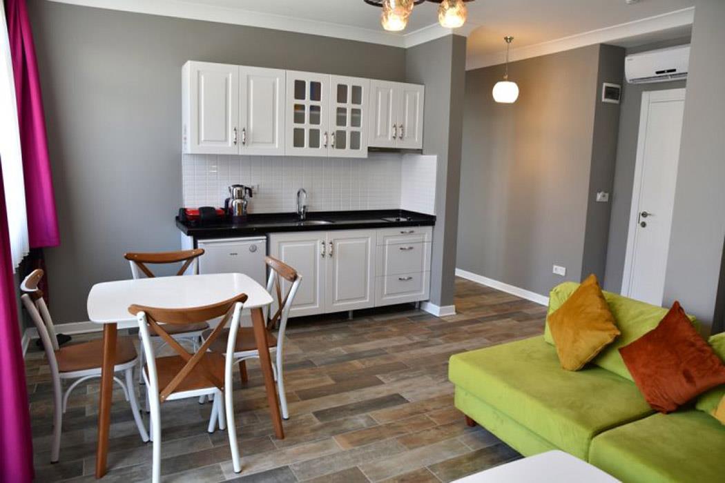 En fazla 3 yetişkin + 1 bebek (0-2 yaş).