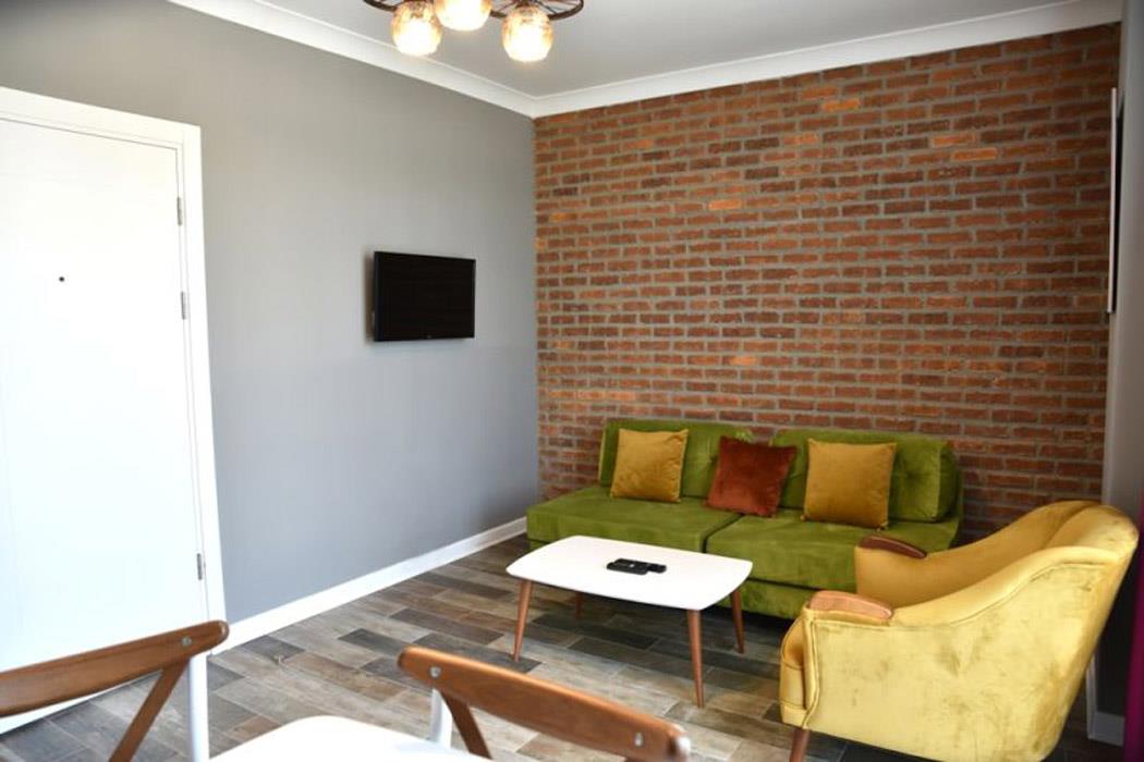 En fazla 2 yetişkin + 1 bebek (0-2 yaş).