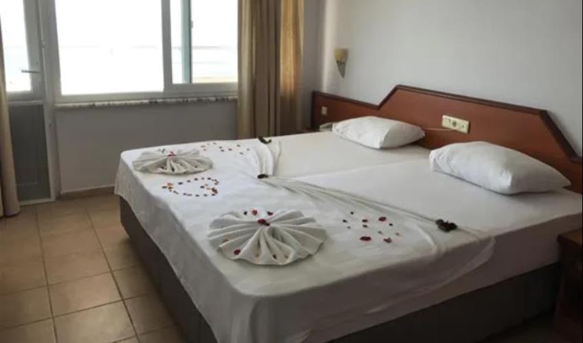 En fazla 3 yetişkin veya 2 yetişkin + 1 çocuk.