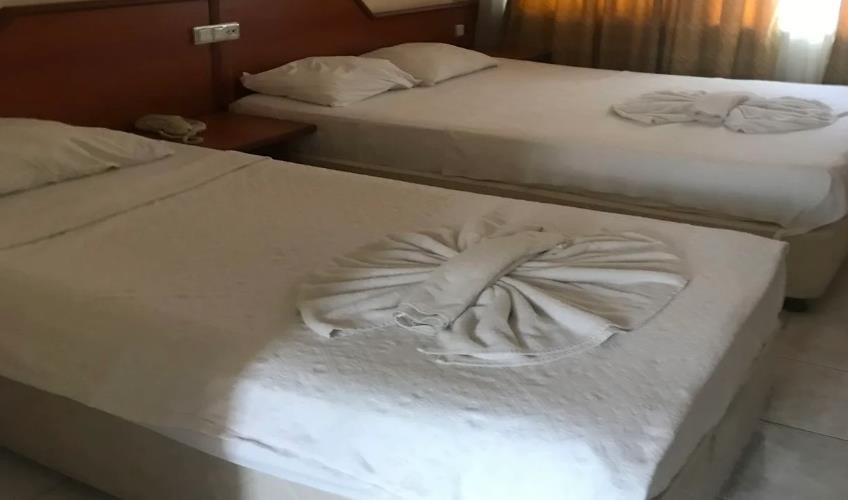 En fazla 2 yetişkin + 1 bebek (0-2 yaş).