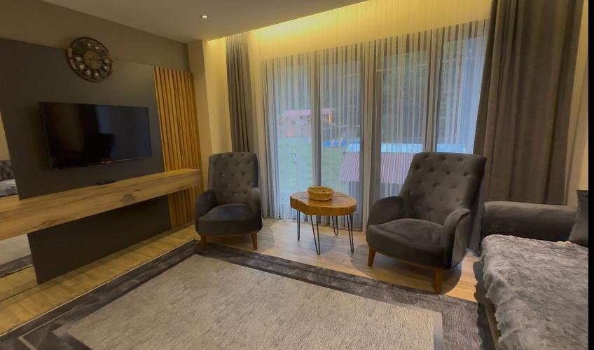 En fazla 2 yetişkin + 2 çocuk + 1 bebek (0-2 yaş) veya 1 yetişkin + 2 çocuk + 1 bebek (0-2 yaş).