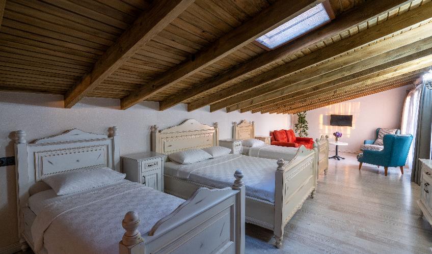 En az 2 yetişkin, En fazla 3 yetişkin.