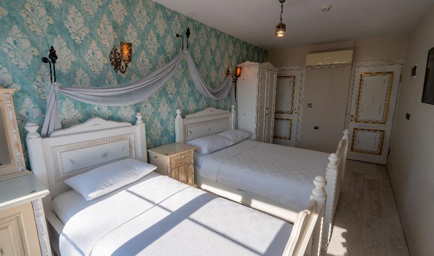 En fazla 2 yetişkin.