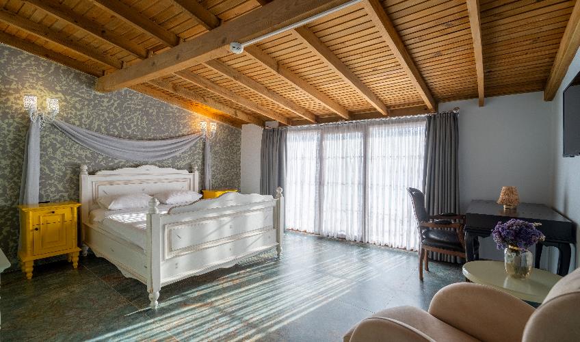 En fazla 4 yetişkin.