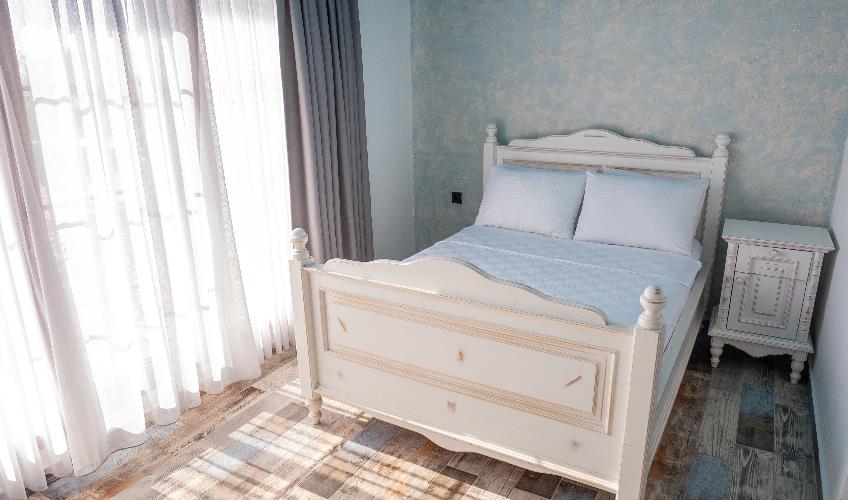 En fazla 2 yetişkin.