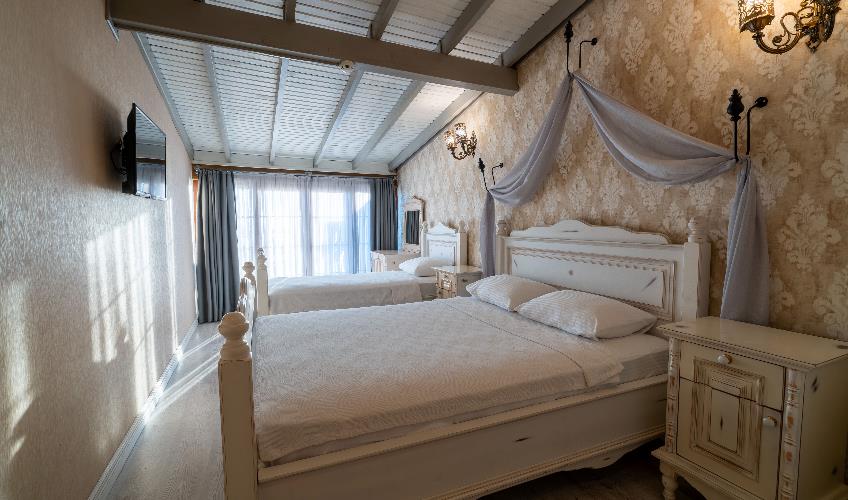 En az 2 yetişkin, En fazla 2 yetişkin + 1 bebek (0-2 yaş).