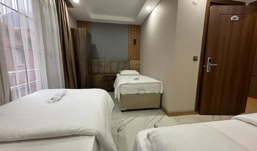 En fazla 3 yetişkin veya 2 yetişkin + 1 çocuk.