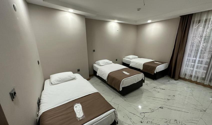 En az 4 yetişkin, En fazla 4 yetişkin.