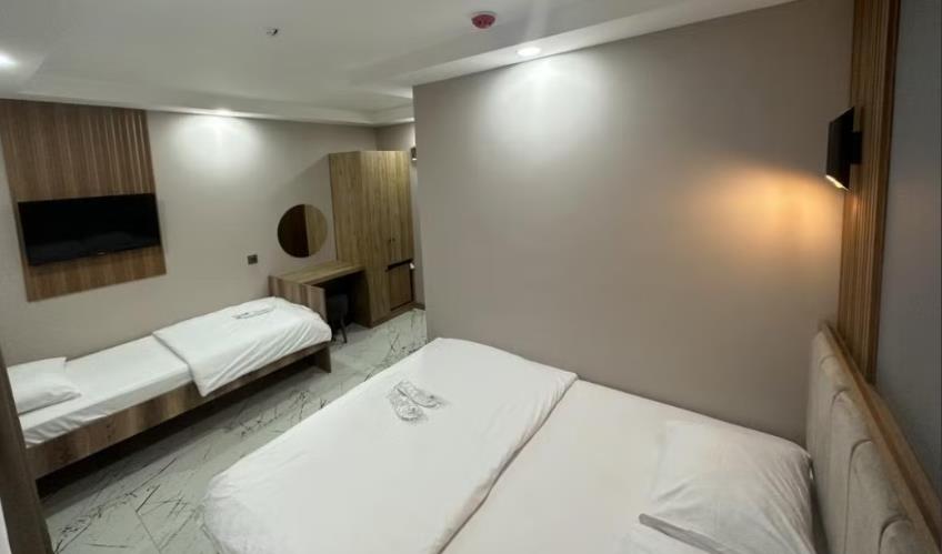 En fazla 3 yetişkin veya 2 yetişkin + 1 çocuk.