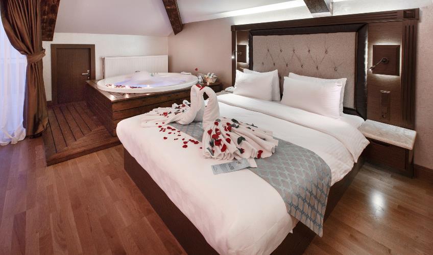 En fazla 3 yetişkin + 1 çocuk + 1 bebek (0-2 yaş) veya 2 yetişkin + 1 çocuk + 1 bebek (0-2 yaş).