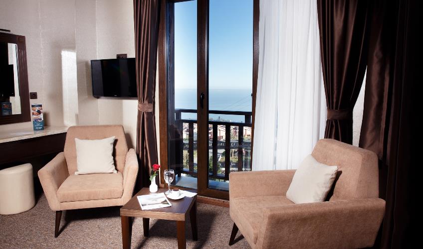 En fazla 4 yetişkin + 2 çocuk + 1 bebek (0-2 yaş) veya 3 yetişkin + 2 çocuk + 1 bebek (0-2 yaş).