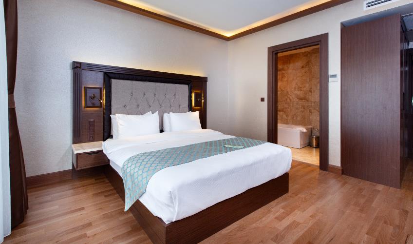 En fazla 2 yetişkin + 1 çocuk + 1 bebek (0-2 yaş) veya 1 yetişkin + 1 çocuk + 1 bebek (0-2 yaş).