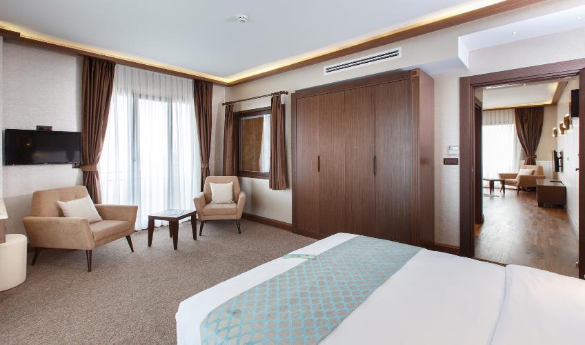 En fazla 4 yetişkin + 2 çocuk + 1 bebek (0-2 yaş) veya 3 yetişkin + 2 çocuk + 1 bebek (0-2 yaş).