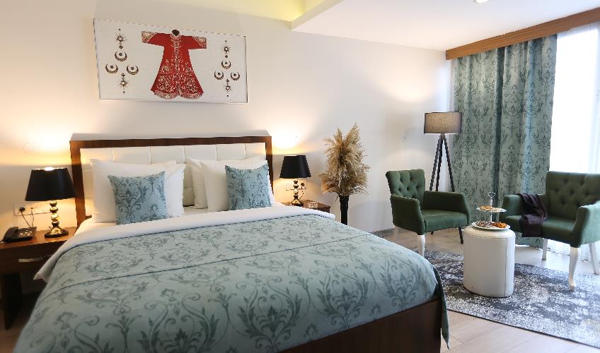 En fazla 2 yetişkin + 1 bebek (0-2 yaş) veya 1 yetişkin + 1 çocuk + 1 bebek (0-2 yaş).