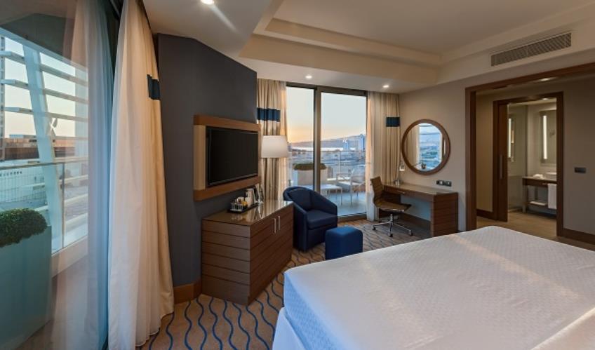 En fazla 3 yetişkin.