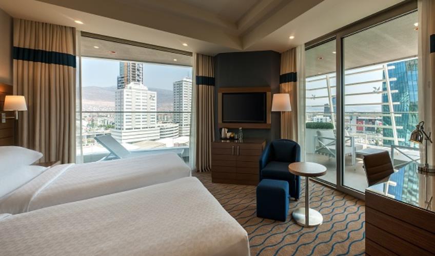 En fazla 3 yetişkin.