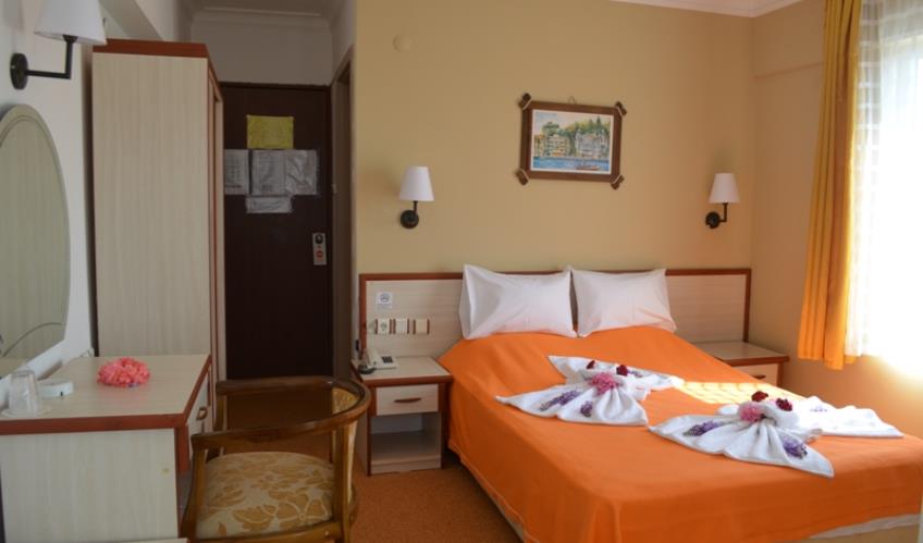 En fazla 1 yetişkin + 1 bebek (0-2 yaş).