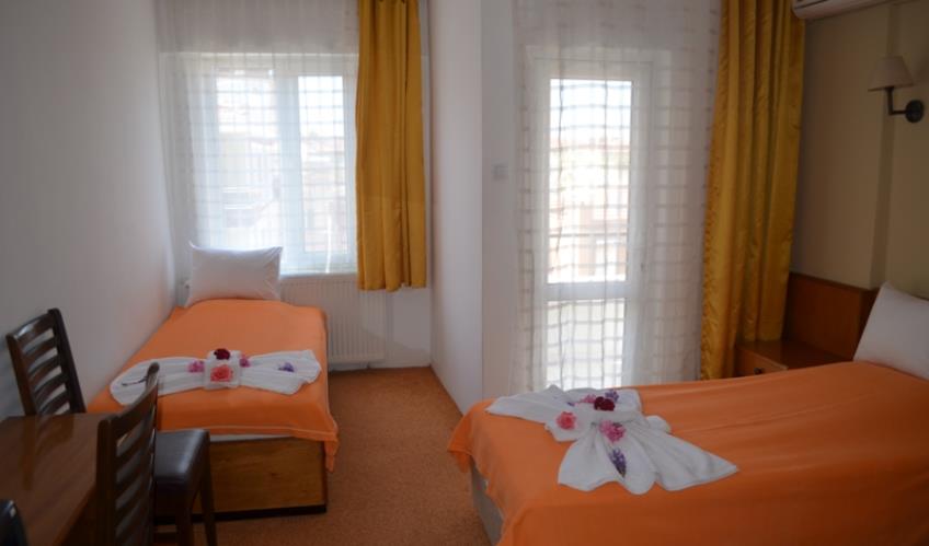 En fazla 3 yetişkin veya 2 yetişkin + 1 çocuk.