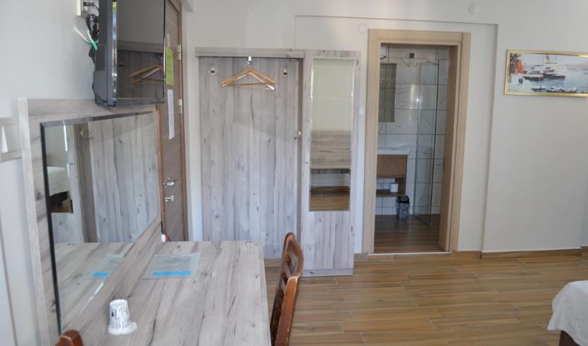 En fazla 2 yetişkin veya 1 yetişkin + 1 çocuk.