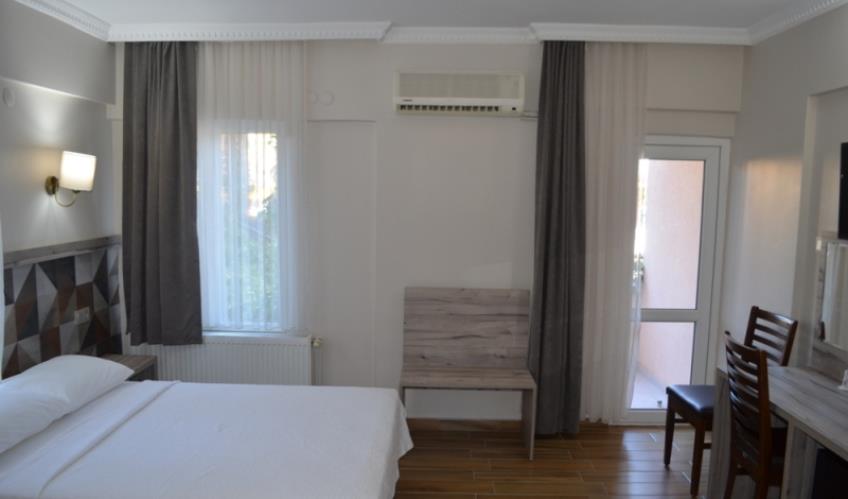 En fazla 3 yetişkin veya 2 yetişkin + 1 çocuk.