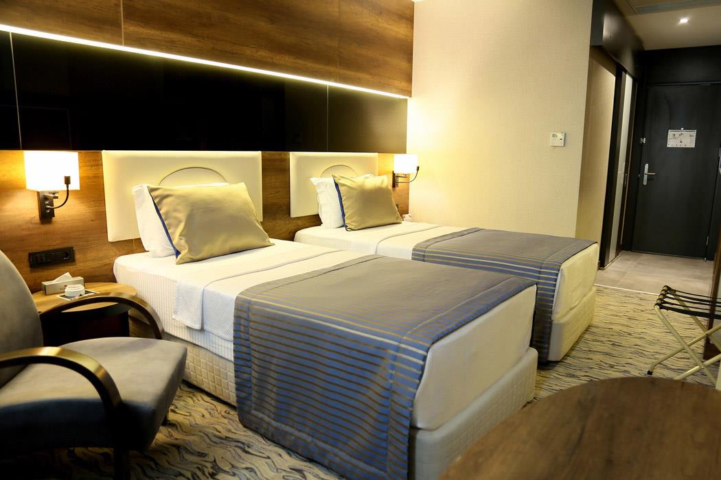 En fazla 2 yetişkin.