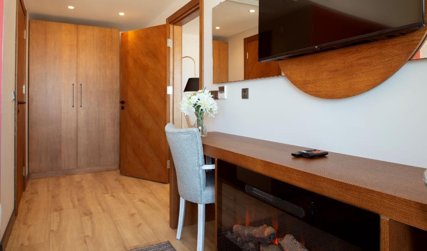 En fazla 4 yetişkin + 1 bebek (0-2 yaş).