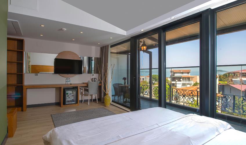 En fazla 3 yetişkin.