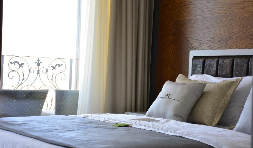 En fazla 4 yetişkin + 1 bebek (0-2 yaş).