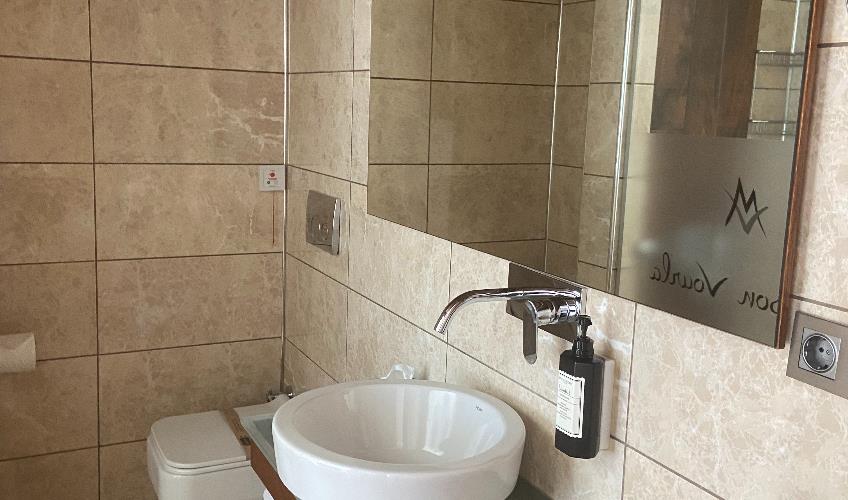 En fazla 3 yetişkin + 1 bebek (0-2 yaş).