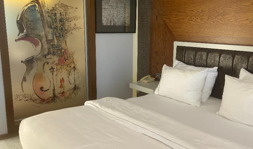 En az 2 yetişkin, En fazla 2 yetişkin + 1 bebek (0-2 yaş).