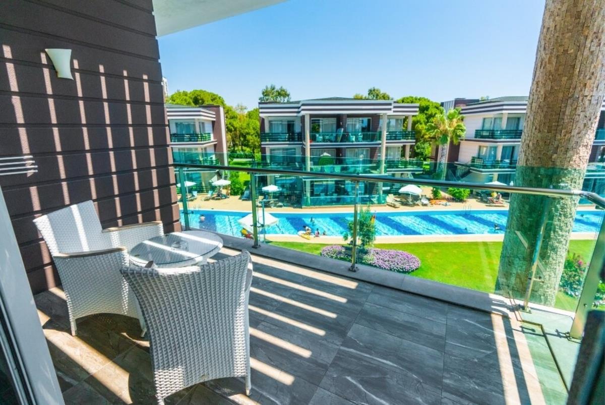 En az 3 yetişkin, En fazla 4 yetişkin veya 3 yetişkin + 2 çocuk.