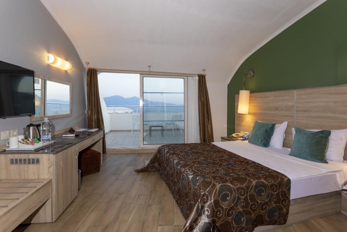 En fazla 3 yetişkin veya 2 yetişkin + 1 çocuk.